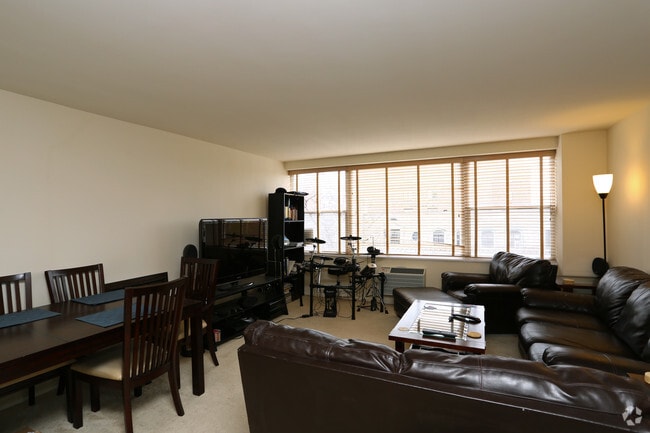 Interior Photo - 1500 Chicago Ave