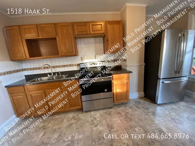 Photo - 1518 Haak St House