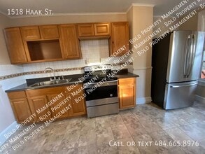 Building Photo - 1518 Haak St