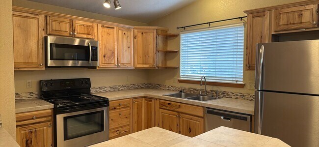 Foto del edificio - NE Bend Single Level 3 Bedroom / 2 Bathroom