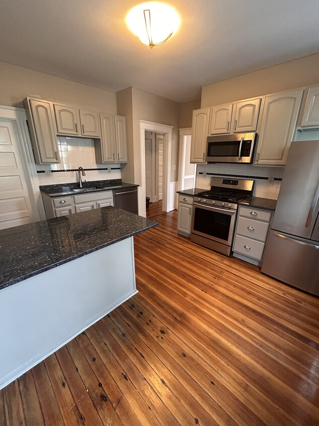 Modern Kitchen - 422 Trapelo Rd (Belmont, MA)