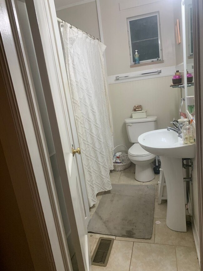 Building Photo - 2 Bedroom/ 1 Bathroom Available in June!