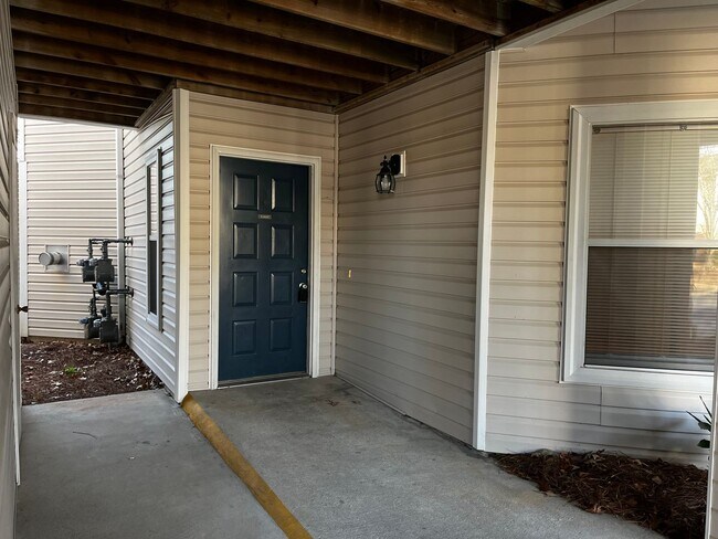 Building Photo - Town home located in Greenville