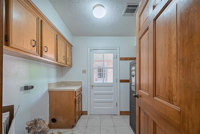 Building Photo - 18307 Champion Forest Dr