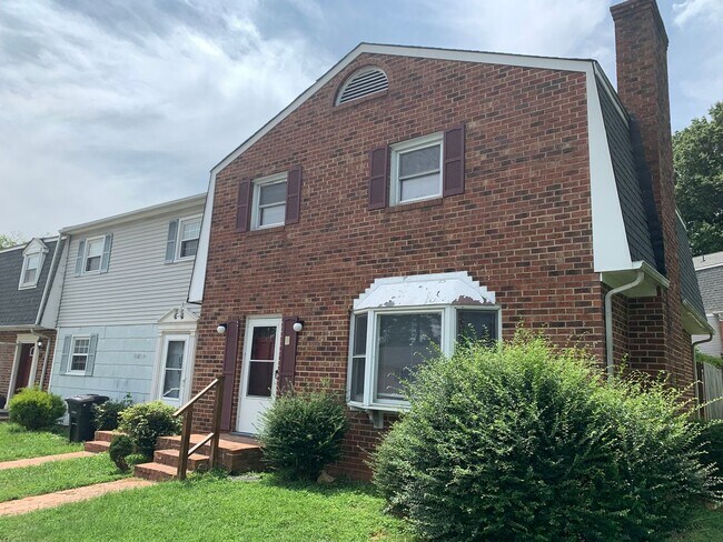 Foto del edificio - End Unit Townhome off Old Forest Road