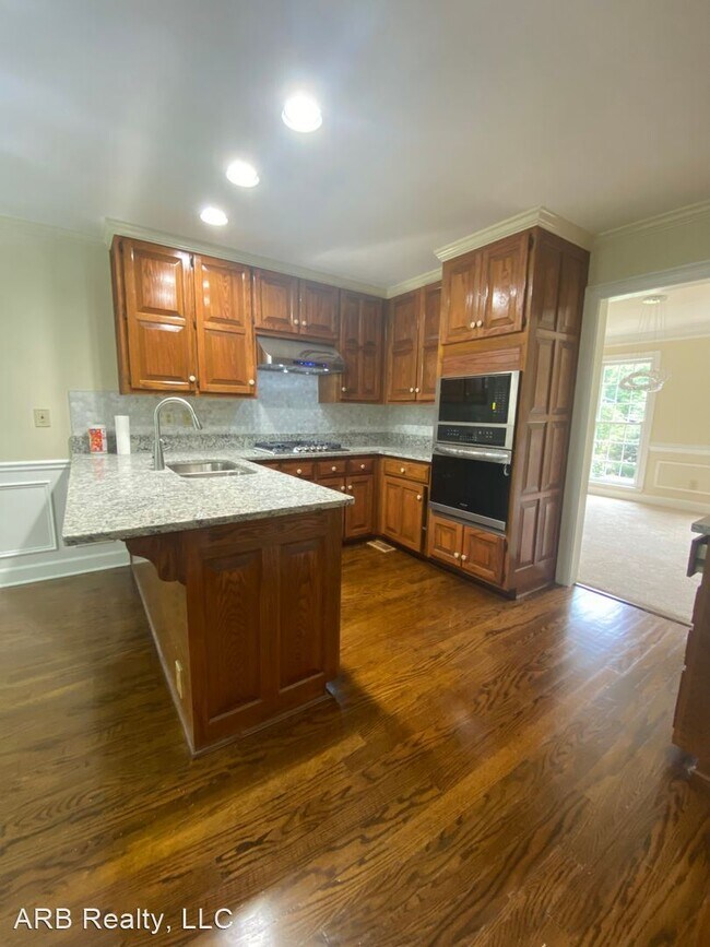 Building Photo - 4 br, 2.5 bath House - 3626 Robinson Walk ...