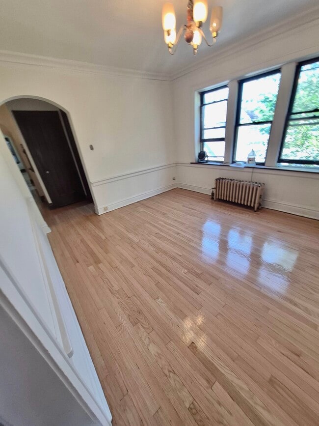 Building Photo - 704 S Maple Ave