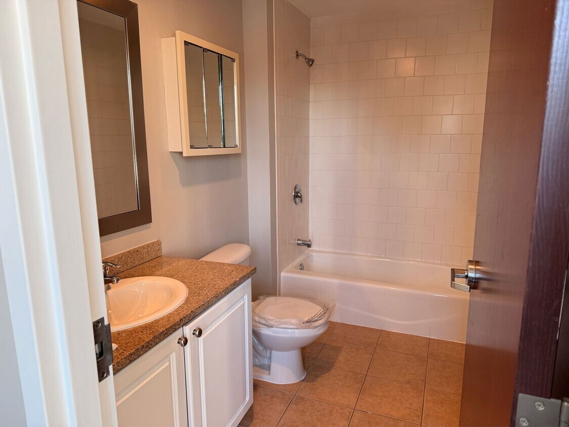 Building Photo - 210 Farmington Ave