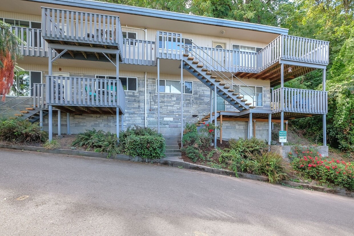 Updated 2 Bedroom, 1 Bathroom Condominium With Stunning Views. - Updated 2 Bedroom, 1 Bathroom Condominium With Stunning Views.