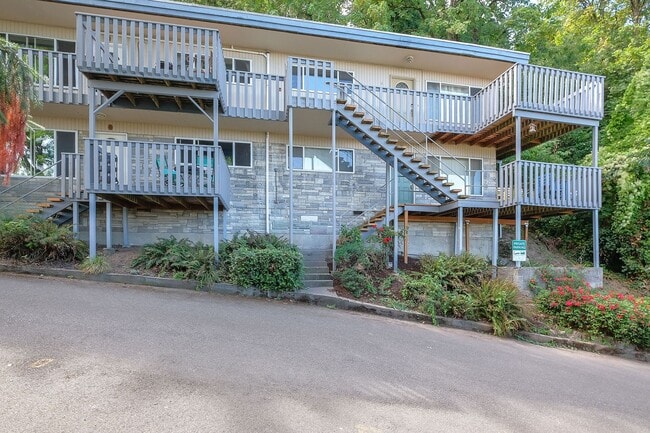 Updated 2 Bedroom, 1 Bathroom Condominium With Stunning Views. - Updated 2 Bedroom, 1 Bathroom Condominium With Stunning Views.