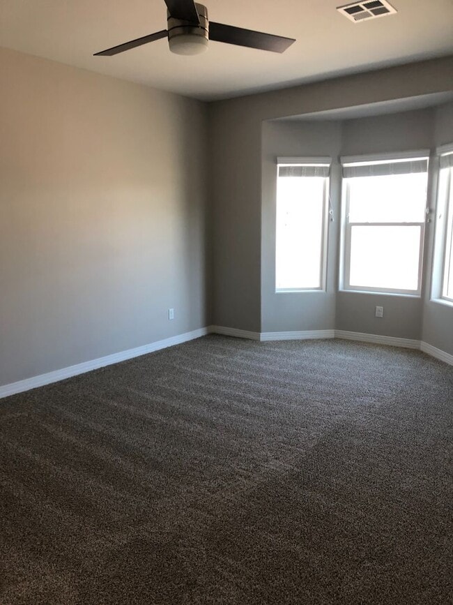 Building Photo - Somerton Amanacer Townhome