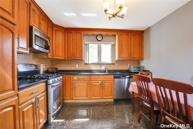 Foto del edificio - 71-25 164th St