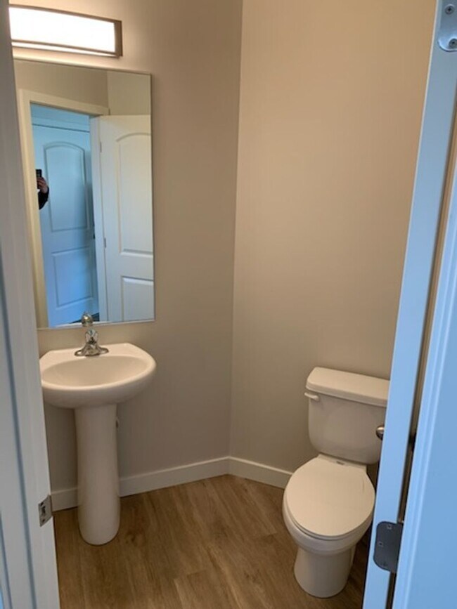 Foto del edificio - Spacious 4-Bedroom End-Unit Townhome with 2-Car Garage | Pet-Friendly | American Fork