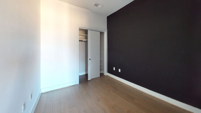 Building Photo - Updated Junior One Bedroom W/Full Sized Washer/Dryer, Large Bathroom, Spacious Kitchen, & More!