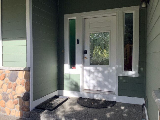 Foto del edificio - POULSBO/Meredith Heights  - 5 BED 4 BATH W...