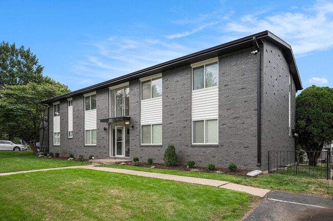 Building Photo - Royal Court Apartments