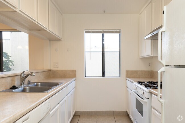 2BR, 2BA - 1100SF - Cocina - Wooster Street Apartments