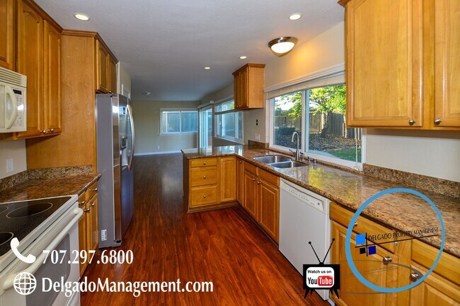 Foto del edificio - Benicia 4 bedroom home backs up to open space