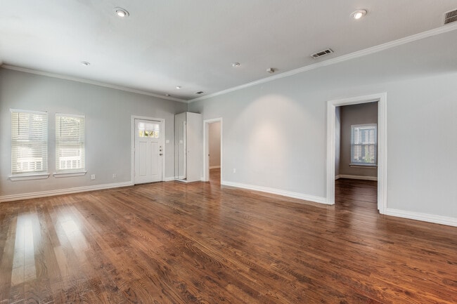 Building Photo - 513 Melba St