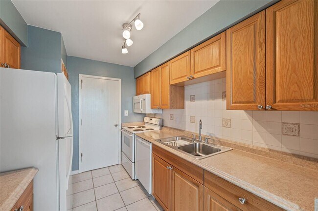 Foto del edificio - 1 bedroom condo just seconds from the Skyway