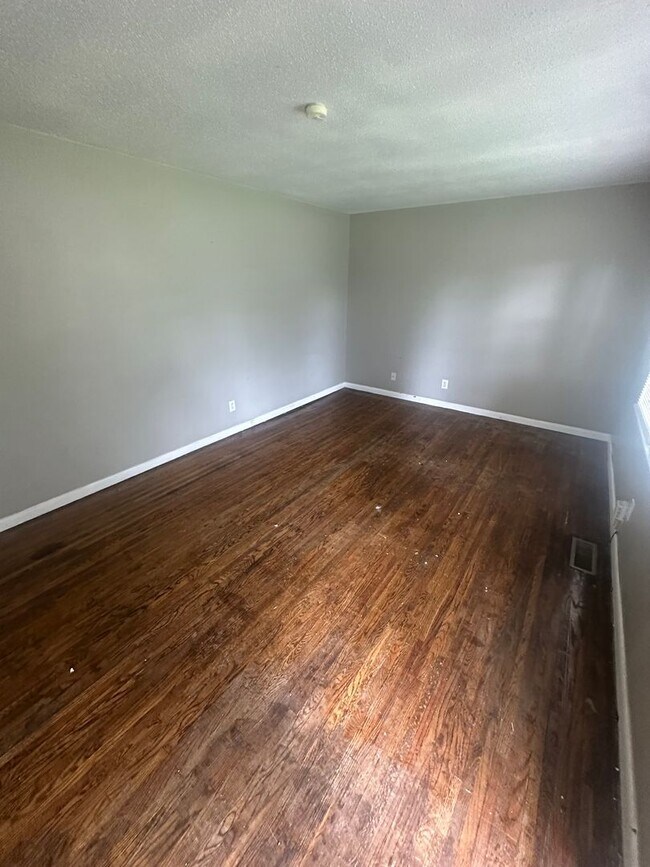 Building Photo - 4 Bedroom and 2 Bath home with large yard