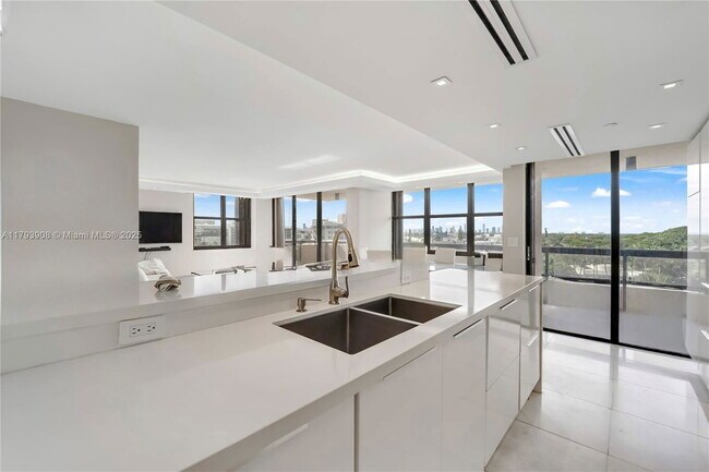 Foto del edificio - 2555 Collins Ave