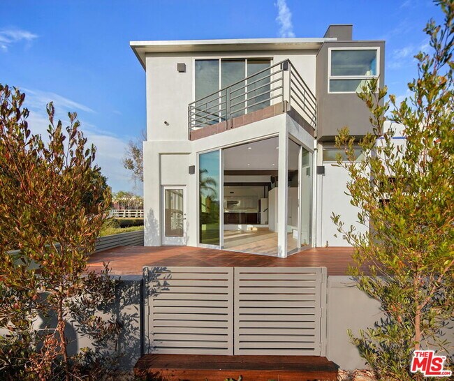 2402 Grand Canal, Los Angeles, CA 90291 House for Rent in Los Angeles