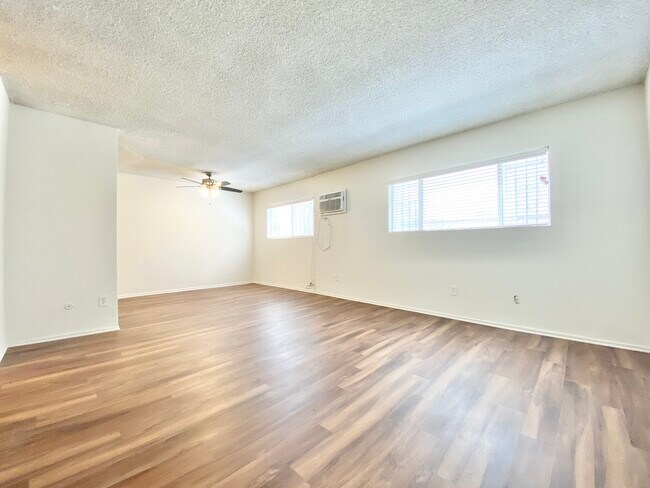 Foto del edificio - 1539 N Alexandria Ave