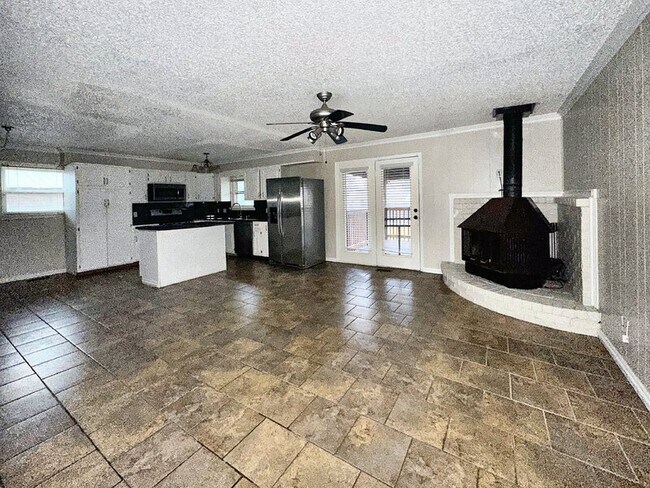 Building Photo - 302 N Wortman Ave