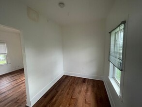 Building Photo - 1061 SE Ely St