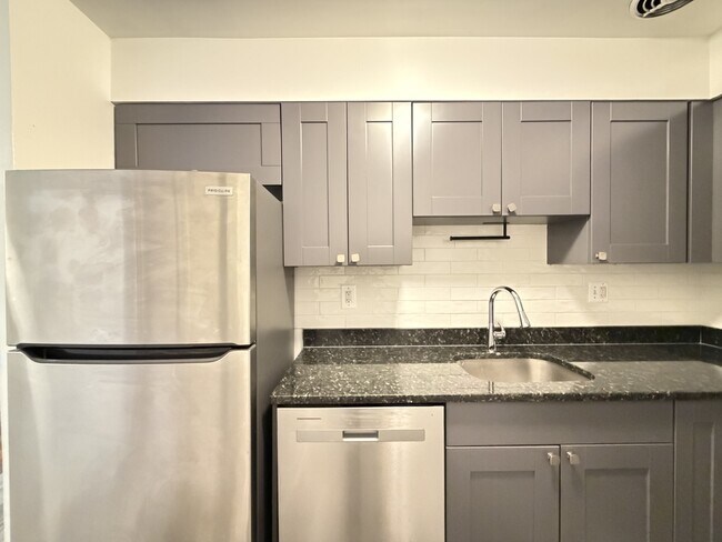 Foto del edificio - 3825 N Pine Grove Ave