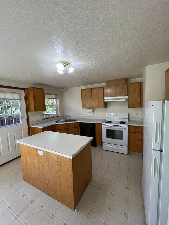 Building Photo - GCB1290-B* - OWNER WANTS PHONE CALLS WITH ...