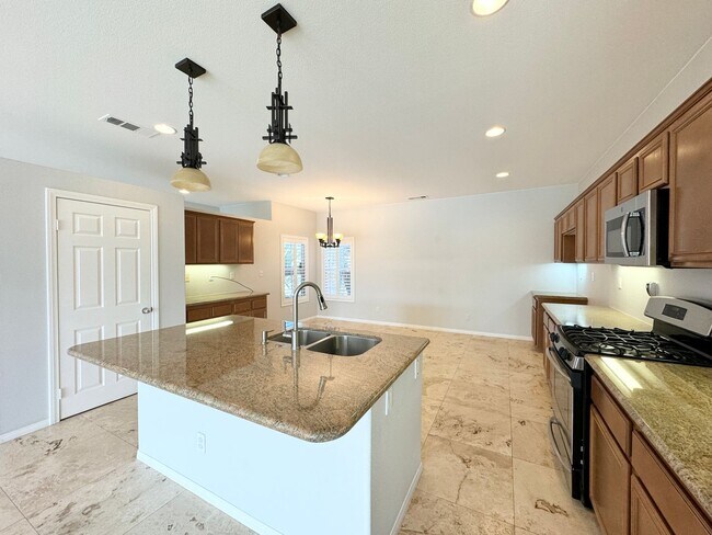 Building Photo - AVAILABLE NOW!! Charming 3 Bed / 2 Bath Ho...