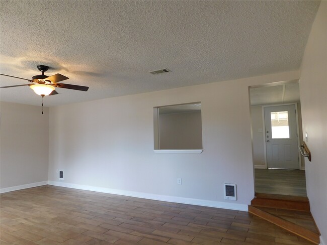 Building Photo - 537 Roscoe