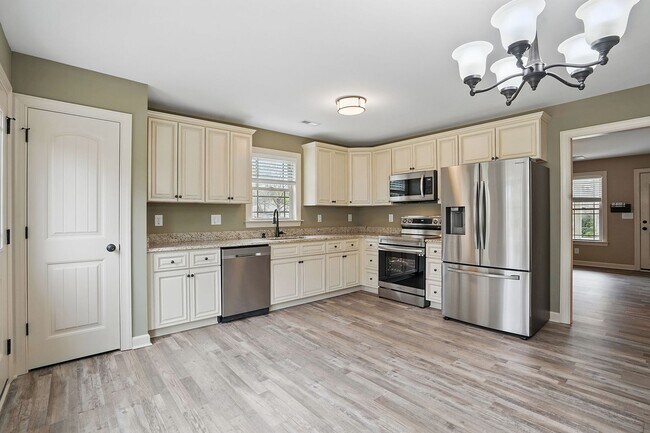Foto del edificio - AVAILABLE NOW!  LIKE NEW! Cute One-Story R...