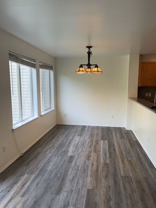 Foto del edificio - Amazing Duplex Located Just Minutes from WWU & Fairhaven! Prelease Now!