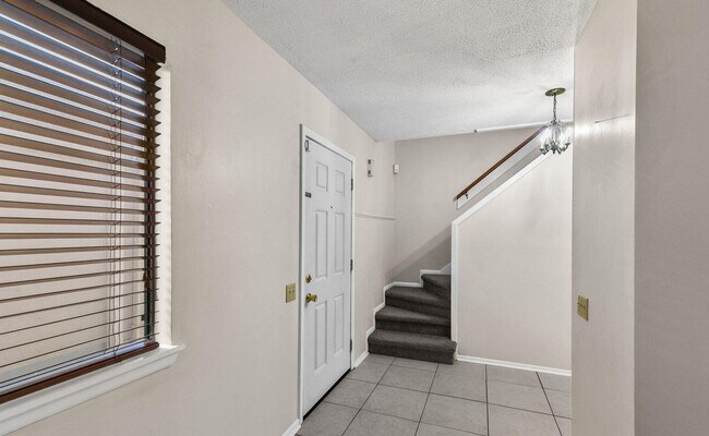 Foto del edificio - Live Where Convenience Meets Comfort in Lakebend!