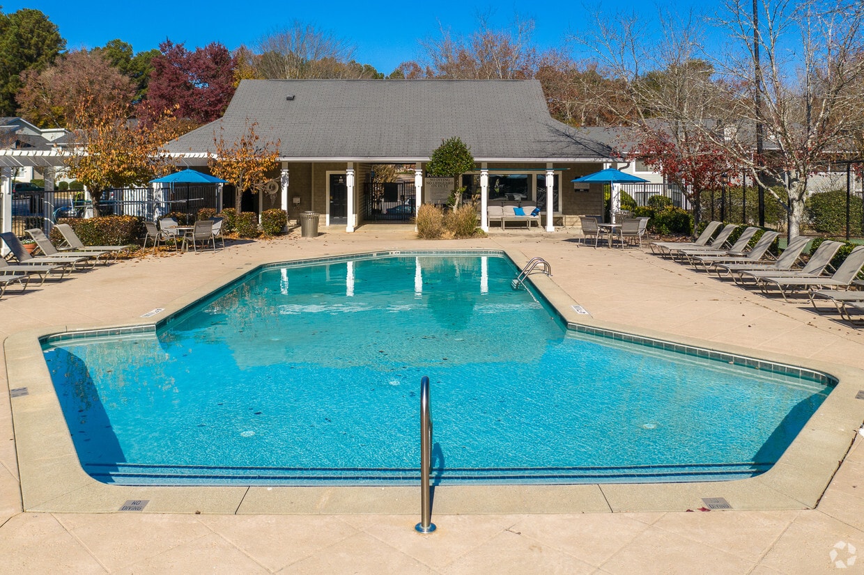 The Columns at Lake Ridge Apartments Dunwoody, GA