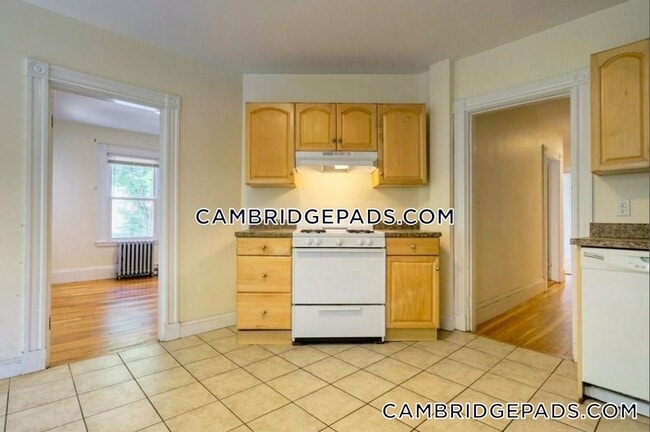 Building Photo - 1590 Cambridge St
