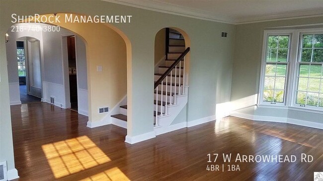 Foto del edificio - 17 W Arrowhead Rd