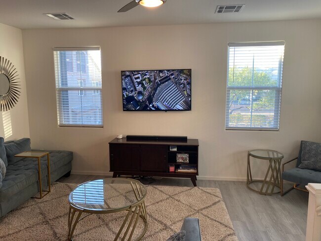 Foto del edificio - 2344 E Huntington Dr