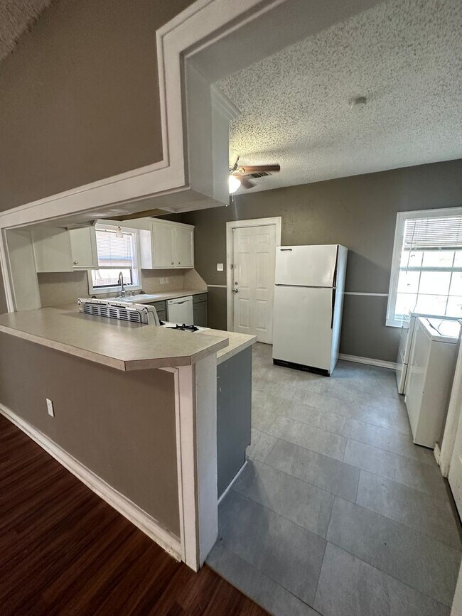 Building Photo - Charming 2 bed 1 bath home MOVE IN READY!