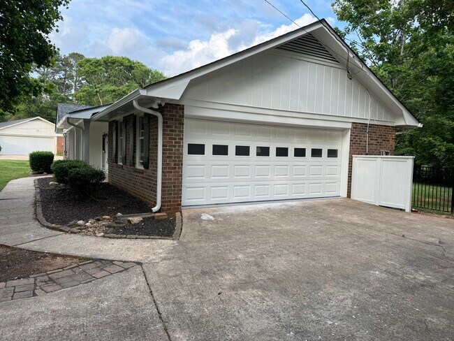 Foto del edificio - 1490 Crooked Creek Rd