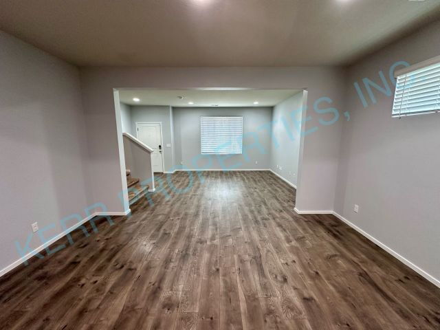 Building Photo - 17124 SE Crossroads Ave