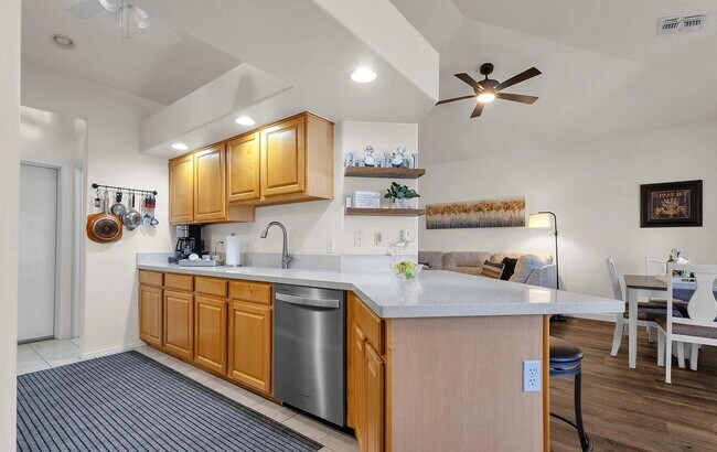 Building Photo - 320 S 70th St