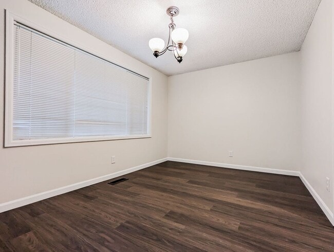 Foto del edificio - **Move-in Special!!!** Updated & move in ready 3 bed 2 bath rambler w/ 2 car garage!