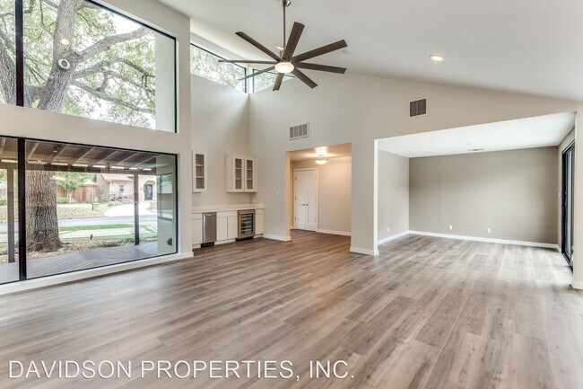 Building Photo - 4 br, 3.5 bath House - 144 E Oakview Pl