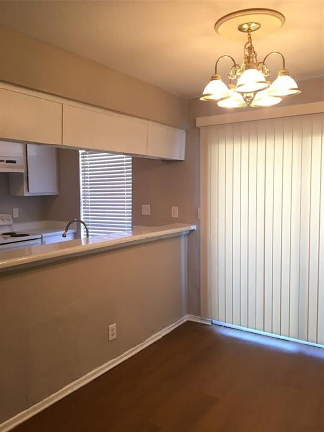 Building Photo - 3 bed, 2 bath condo