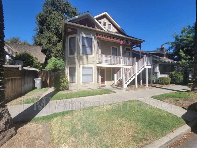 Building Photo - 718 28th St