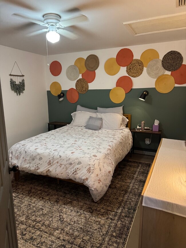 Foto del edificio - 6053 Laurelwood Dr